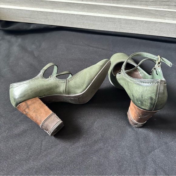 Women's Closed Toe Heels - Picture 4 of 6